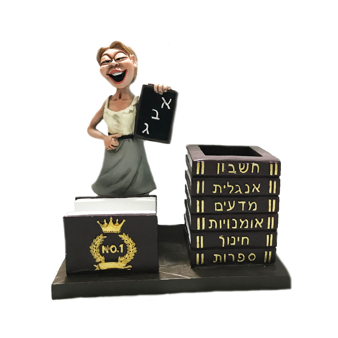 מעמד פסל קריקטורה “מורה” עם כוס לעטים ומעמד לכרטיסי ביקור (אישה)