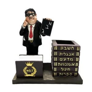 מעמד פסל קריקטורה “מורה” עם כוס לעטים ומעמד לכרטיסי ביקור (גבר)
